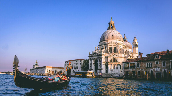 Venezia, a picturesque city in Italy, featuring a traditional gondola gliding through its famous canals